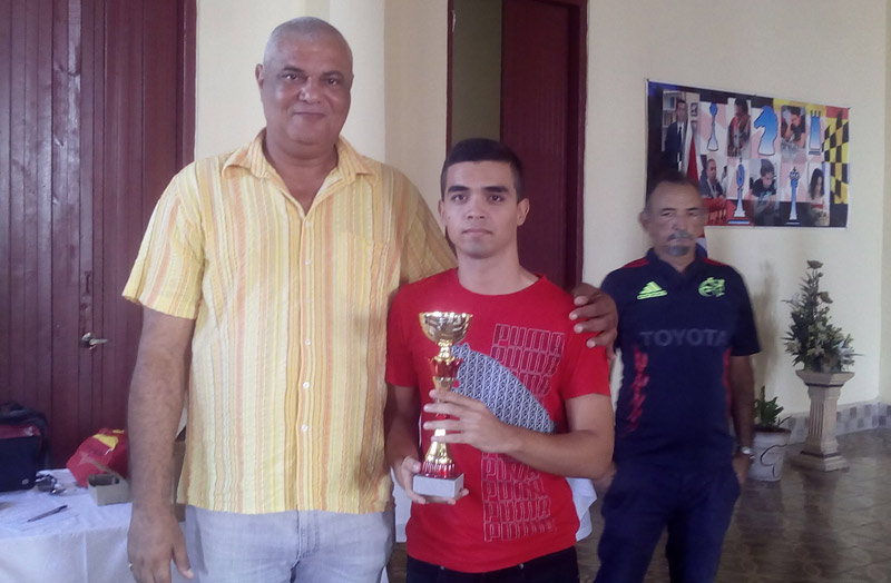 El MI holguinero Arnaldo Fernández de la Vara sumó seis puntos a su coeficiente ELO. Entregó el reconocimiento el comisionado provincial de ajedrez en Holguín Salvador Hidalgo. Foto del autor Ajedrez ArnaldO Fdez