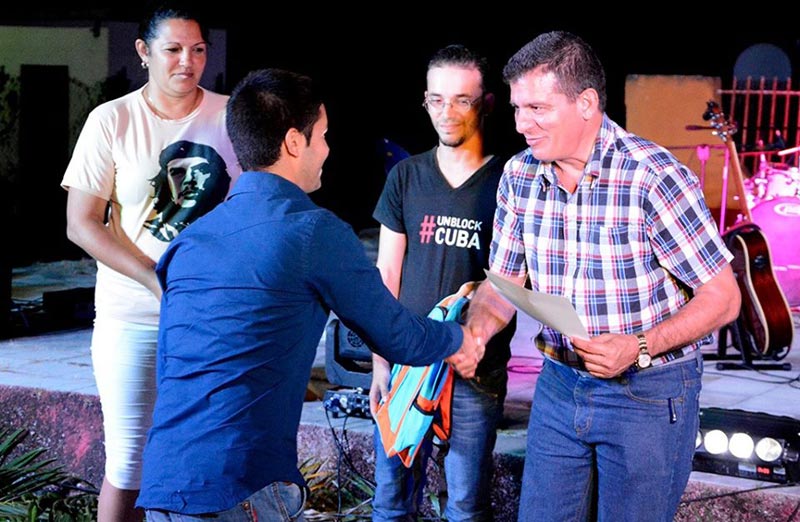 Adrián Rojas, miembro del Buró provincial del Partido Comunista de Cuba entregó reconocimientos a jóvenes vanguardias integrales. Aniv FEU 1