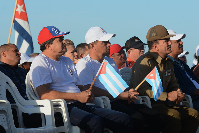 Las máximas autoridades del Partido Comunista de Cuba (PCC) y el Gobierno en Holguín y del territorio antillano estuvieron presente en el acto. Antilla Triunfo Rev 01