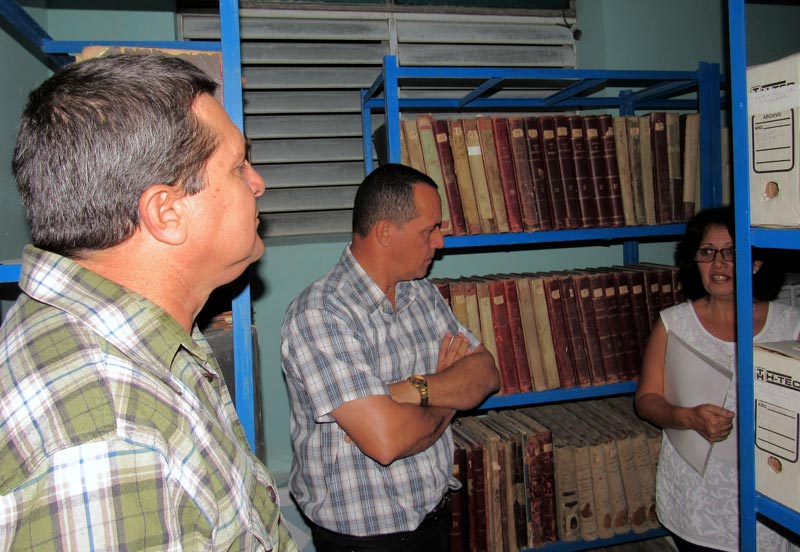 Las máximas autoridades del Partido y el Gobierno en el territorio estuvieron presente en la apertura de los cinco nuevos depósitos documentales. Archivo historico 02