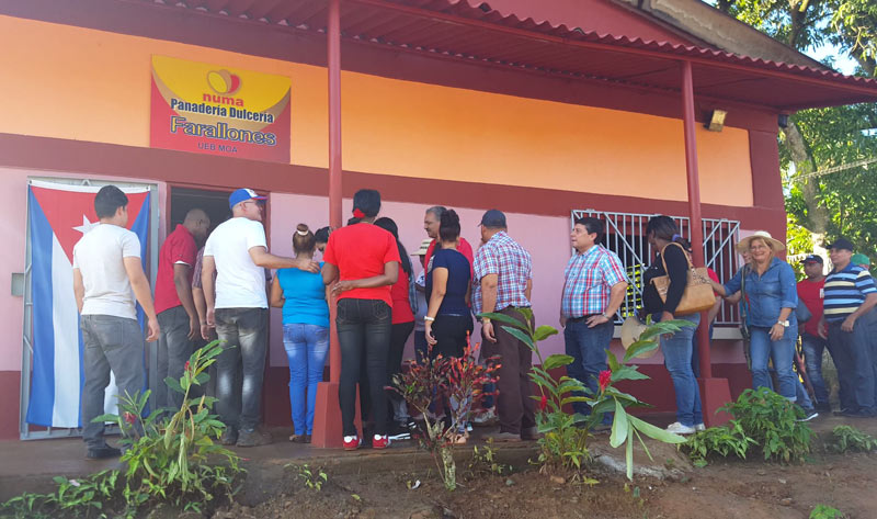 Tras aproximadamente dos meses de reparación, retoma sus funciones la panadería. Farallones inaug obras 7