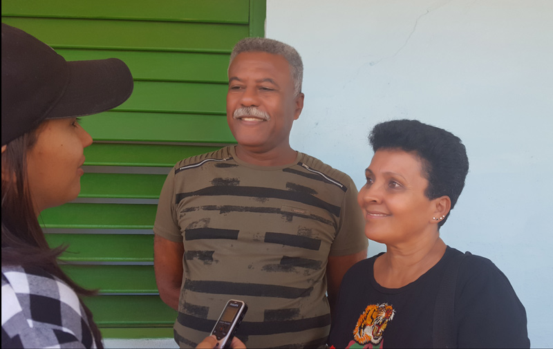 Por sus resultados en el trabajo, Humberto Bell, quien se encuentra junto a su esposa, la maestra Estrella Góngora, recibió gratuitamente su vivienda. Moa Desarrollo integral 4