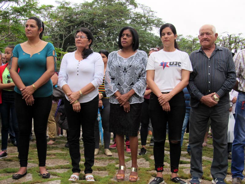 Estuvieron presentes familiares de los caídos y dirigentes del Partido, el Gobierno y las organizaciones políticas y de masas. Pascuas Direccion pcc