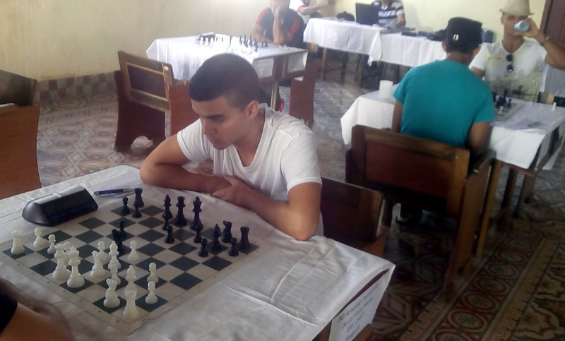 MI Arnaldo Fernández de la Vara continúa invicto en el torneo, pero por el sistema de desempate marcha segundo en la competencia ajedrez hg masc 1