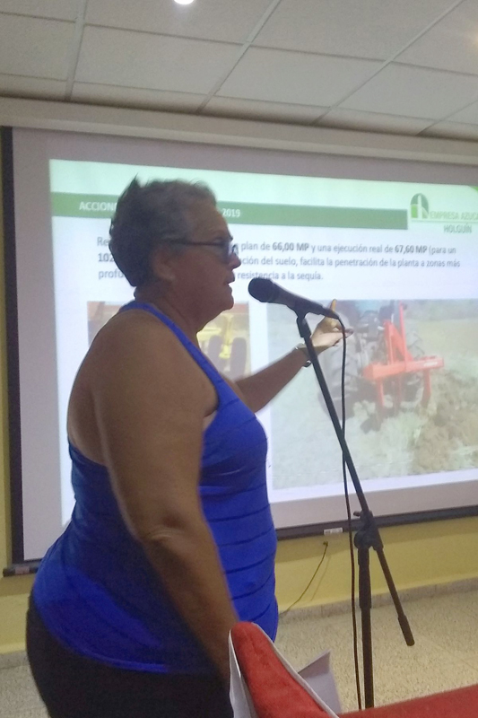 Odalis Rey explicó las acciones medioambientales encaminadas por la Empresa Azucarera de Holguín. Fotos: De la autora citma1