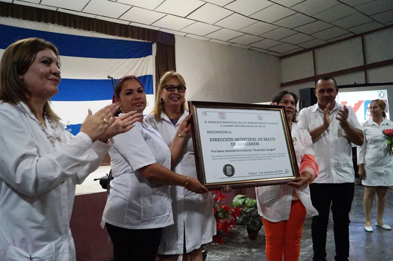 Reconocen a la Dirección Municipal de salud de Báguanos por sus logros en la medicina. duireccionS1