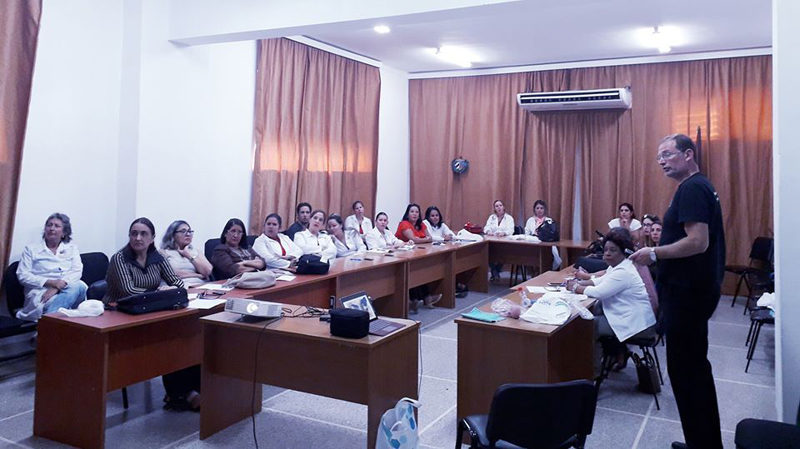 Guillermo Zambosco comparte experiencias con especialistas holguineros y de la región oriental. especialistasholguineros