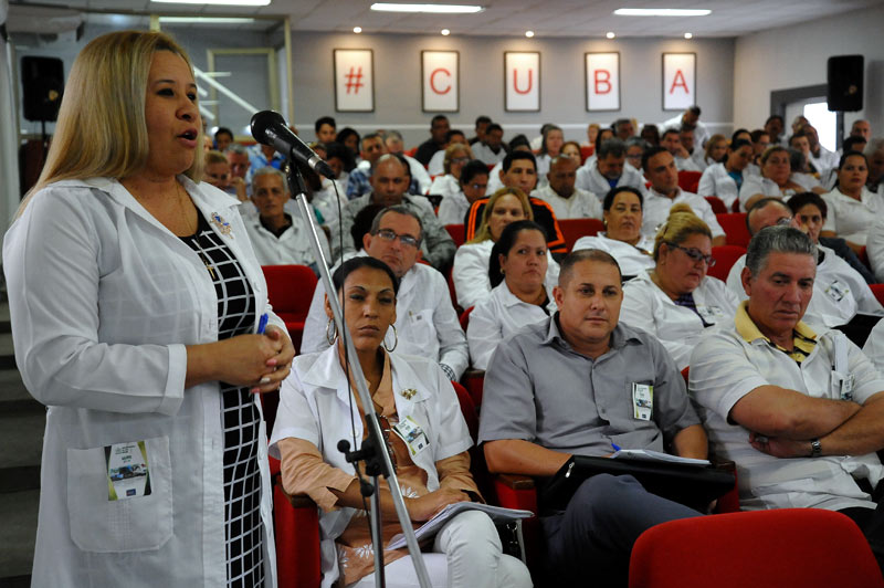 Trabajadores holguineros de la Salud debaten resultados de 2018 Balance SALUD hg 1