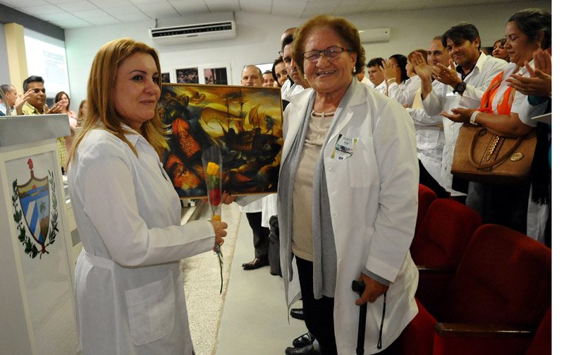 La doctora Pura Avilés fue reconocida por su labor constante como galena Balance SALUD hg 2