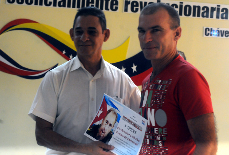 Trabajadores destacados recibieron el reconocimiento por su desempeño laboral. acto comunicador 3