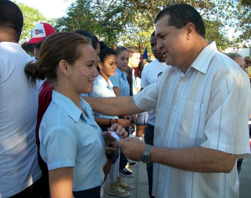 Las máximas autoridades políticas de Holguín encabezaron el homenaje a Camilo Fotos: del autor camilo cienfuegos 2