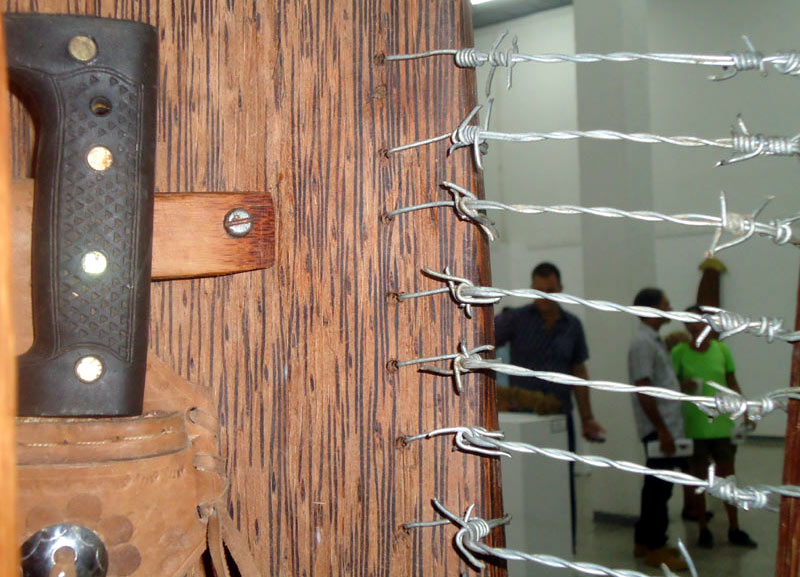 Pieza de la muestra “Pie forzado” del creador holguinero Luis Silva, inaugurada en el Centro de Arte como parte de las actividades de la XXIV Semana de la Cultura Iberoamericana, 2018. / Foto: Rosana Rivero. centro de arte 02