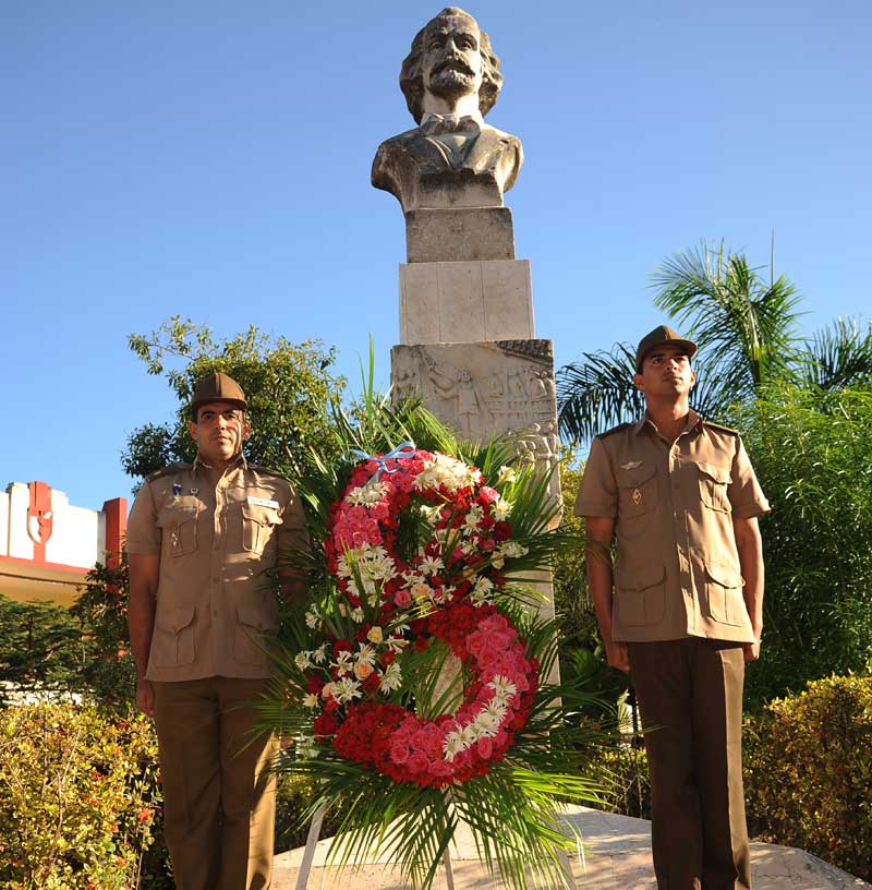 Una ofrenda floral fue colocada en la estatua que rememora la figura de Céspedes, en el parque holguinero que lleva su nombre. cespedes 1