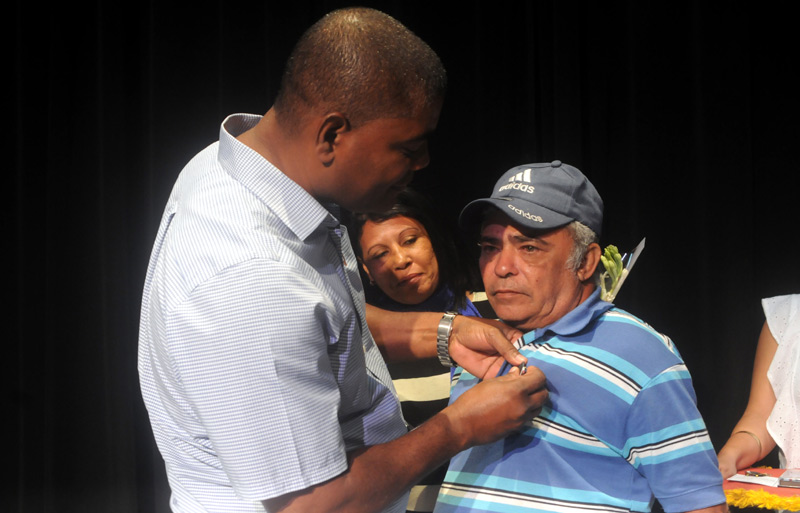 Trabajadores destacados recibieron el reconocimiento de las autoridades políticas del municipio de Holguín comunales acto 3