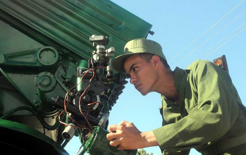 Un soldado alista la técnica artillera en plena disposición combativa defensa holguin 4