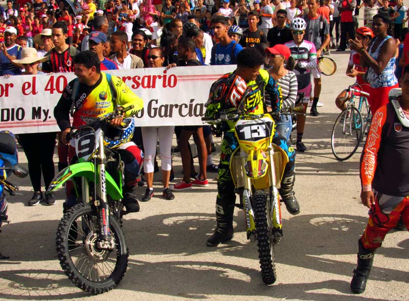 En el parqueo del estadio, la velocidad con motor estuvo presente una vez más estadio gala aniv 2