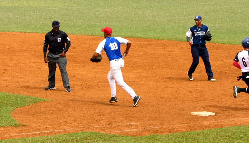 Un partido de béisbol fue el colofón de la jornada matutina por el cumpleaños del estadio estadio gala aniv 4