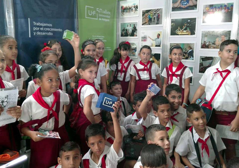 Visitantes en el stand de la Universidad de Holguín./ Fotos: Perfil de Facebook Universidad de Holguín expociencia uho 2