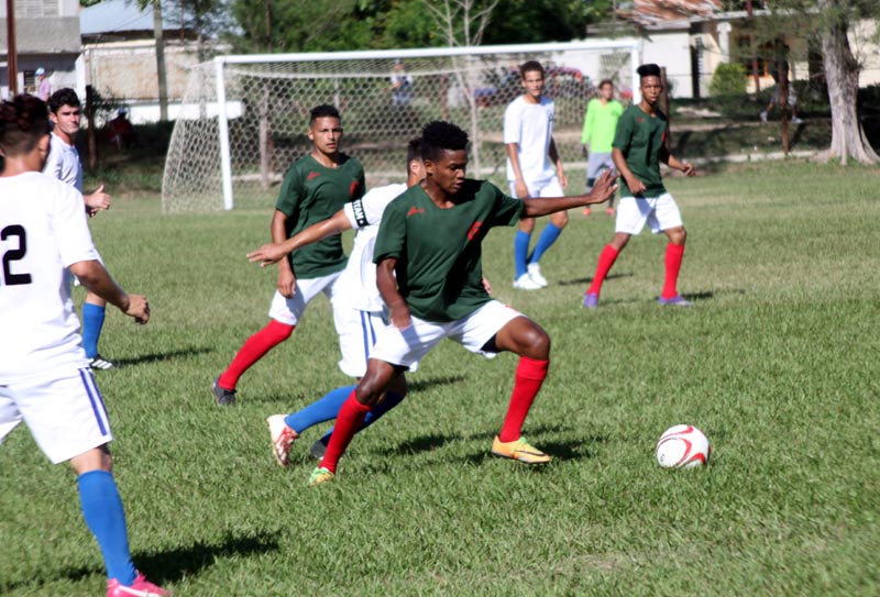 Los holguineros cedieron 1-0 ante las Tunas en el “Turcios Lima” de Banes. / Fotos: Fernando Almanza futbol hg lt 1