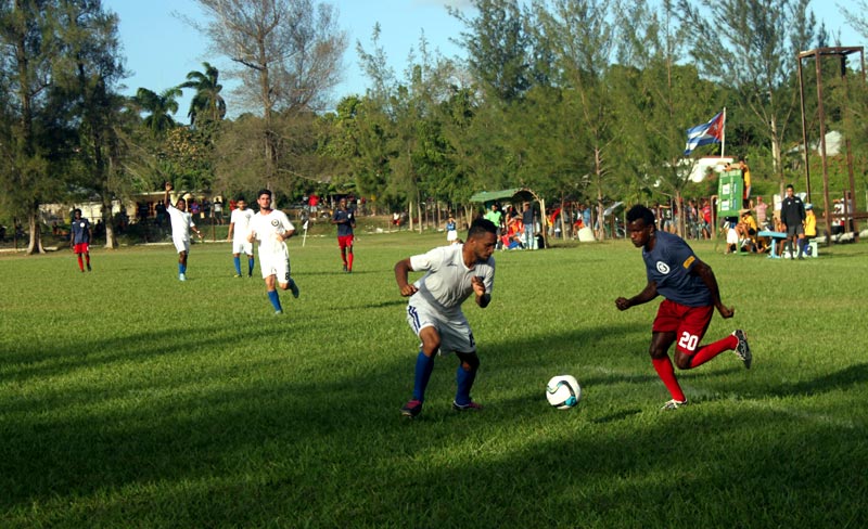 Holguín batalló ante los actuales monarcas pero cedió 1-0 futbol hg sc 1