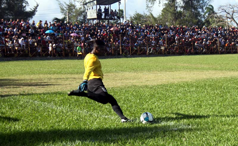 El "Turcios Lima" de Banes estuvo repleto una vez más futbol hg sc 3