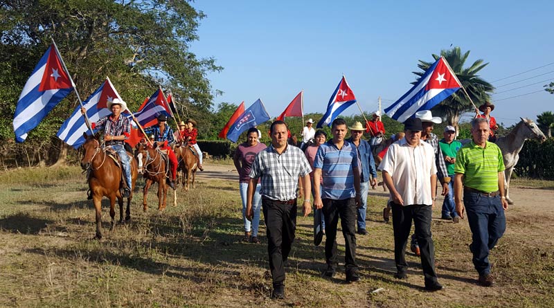 El acto inició con una cabalgata simbólica, en la que participaron jóvenes y trabajadores de la comunidad de Mala Noche, así como las principales autoridades de la provincia Holguín y el municipio de Calixto García. mala noche 1