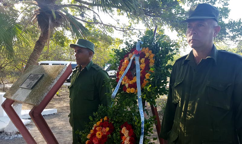 Ofrenda floral colocada en la tarja conmemorativa a la columna invasora dirigida por Antonio Maceo, en la comunidad de Mala Noche. / Fotos de la autora mala noche acto 2