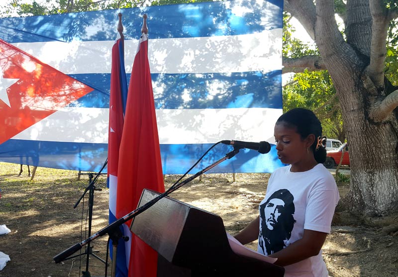 Katia Valera Pavó, primera secretaria del Comité Municipal (Calixto García) de la Unión de Jóvenes Comunistas, pronuncia las palabras centrales del acto. mala noche acto 3
