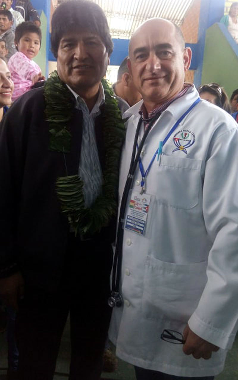 Segura junto al mandatario boliviano Evo Morales fotos: Cortesía del entrevistado medico bolivia 2