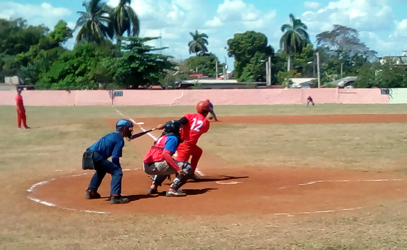 Cerrada porfía por la cima en ambas zonas de la serie provincial de béisbol. / Foto del autor pelota provincial 1