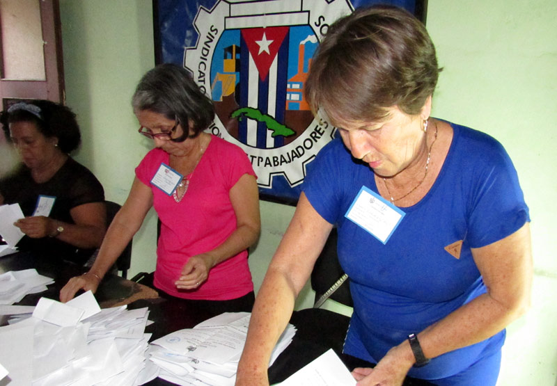 Los miembros del Colegio Electoral realizan el conteo de votos en un ejercicio público con la participación de electores de la zona referendo cierre 1