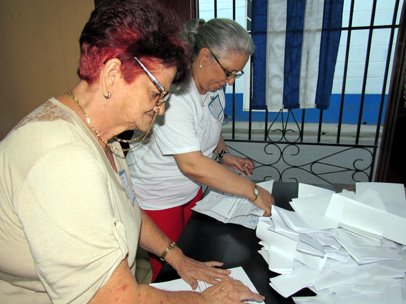 Autoridades de las mesas electorales efectúan el conteo manual de boletas. fotos: Alexis del Toro referendo cierre 2