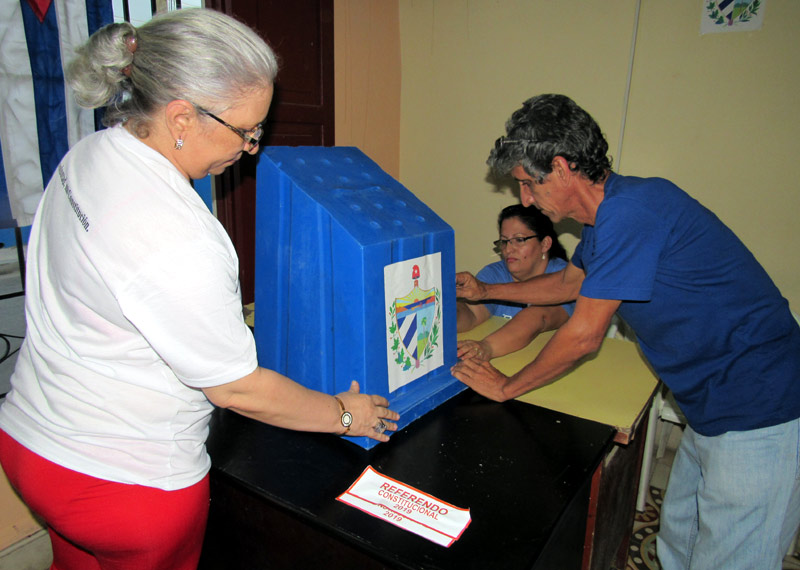 Las urnas poseen un sello de seguridad que es retirado por las autoridades electorales al concluir la jornada electoral. referendo cierre 3