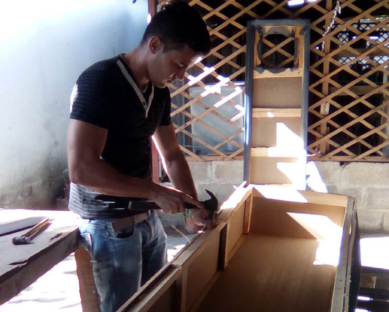 Los jóvenes son mayoría en la fábrica. / Fotos de la autora sarcofagos joven 1