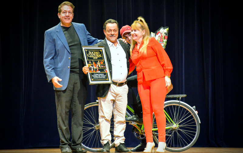 Fernando Cabreja recibe el Premio Suceso Cultural del Año 2018 de manos de Rachel García Heredia, directora provincial de Cultura y Juan Pablo Carreras, presidente del Círculo de Periodistas de la Cultural Foto: Luis Mario suceso premio 01