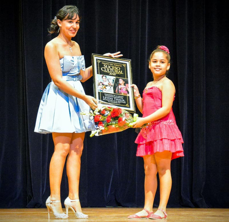 Leydis Thalía obtuvo el Premio de la Popularidad del Suceso Cultural del Año Foto. Luis Mario suceso premio 03
