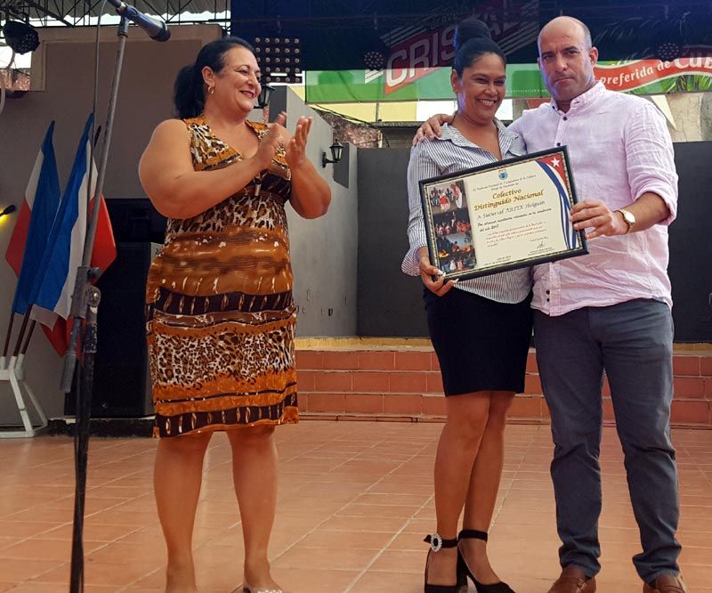 Jorge Félix Otero, gerente general de la sucursal holguinera de Artex y Bárbara Ballar, secretaria de la sección sindical, reciben el diploma que los acredita como Colectivo Distinguido Nacional. ArtexH1