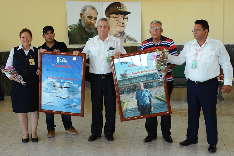 Trabajadores jubilados reciben reconocimiento, Ana y Celestino (pulover de raya). Fotos: Carlos Rafael BanderaE4