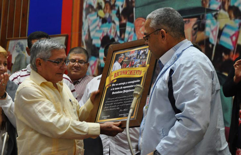Los premios y reconocimientos recibidos durante su carrera acreditan la valía de este periodista. Foto: Elder Leyva Felix Hdez voz del niquel3