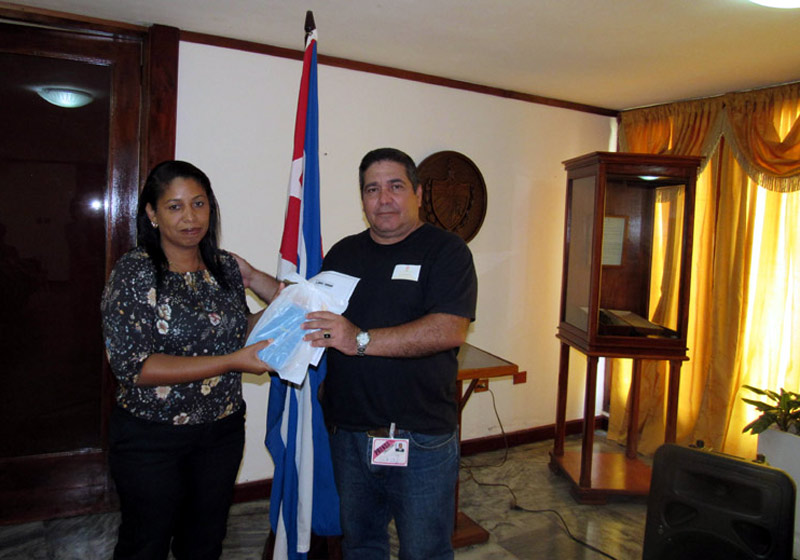 El fotógrafo Alexis del Toro recibe el reconocimiento de manos Aimé Cabrera González, directora del complejo. Plaza de la Revolución01