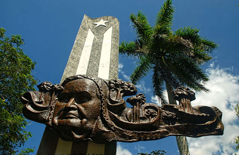 El monumento a Lucía Íñiguez Landín forma parte del conjunto escultórico que conforma la Plaza. Foto: Ecured Plaza de la Revolución2