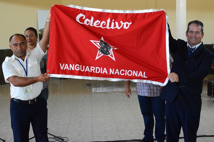 Oscar Vendrell (derecha) y Juan Carlos Chacón (izquierda), director y secretario de sindicato, respectivamente, reciben bandera Vanguardia Nacional. banderaE2