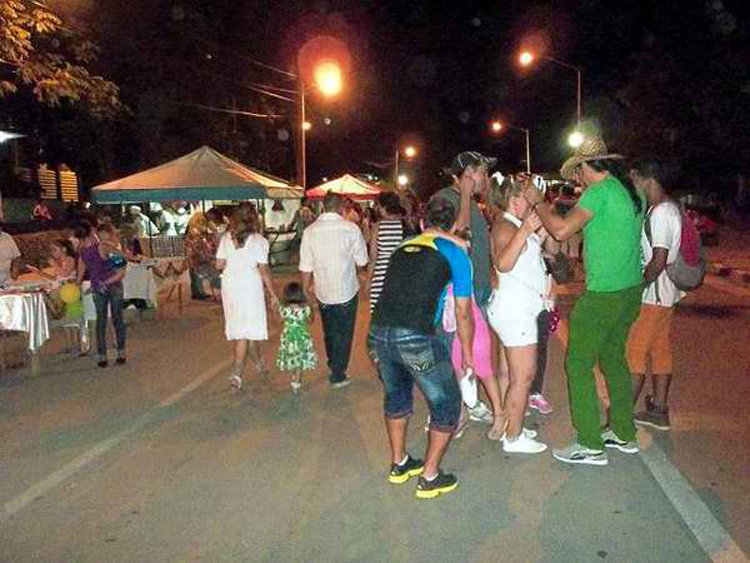 Las noches holguineras exhiben propuestas culturales y recreativas para todas las edades. Foto: Aroldo García noche holguinera