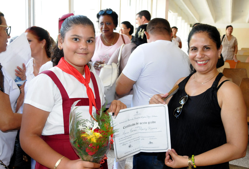 Reconocen a estudiantes con destacada trayectoria durante todo el curso escolar. sexto grado 2