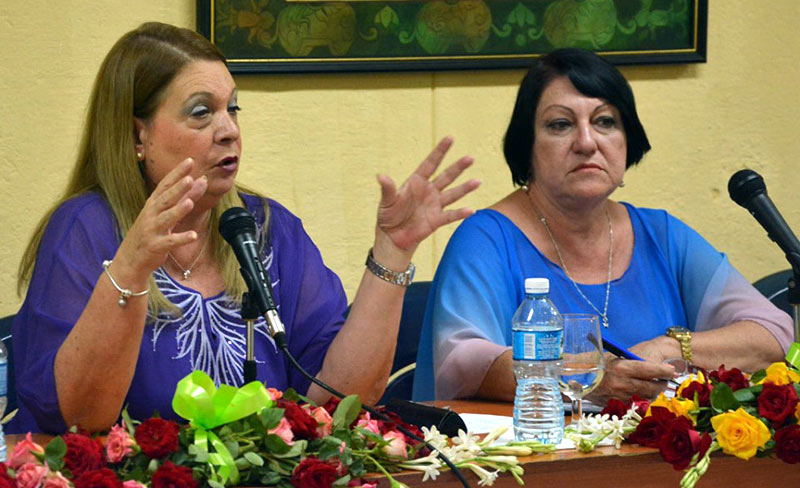 Alicia Alonso Becerra, viceministra de Educación Superior (izquierda), junto a Isabel Cristina Torres, rectora de la Universidad de Holguín. universidad taller 1