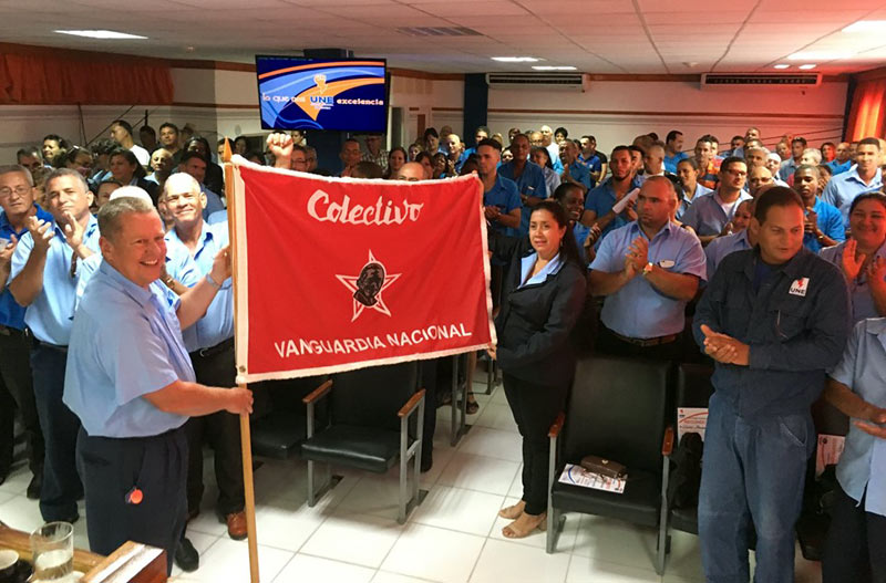 La Empresa Eléctrica de Holguín recibió la bandera de Vanguardia Nacional. Foto: Perfil de Facebook Empresa Eléctrica vanguardia nac 01