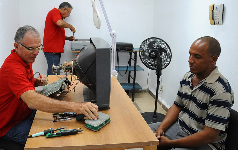 En el Taller se reparan televisores de la marca Panda y Haier de 21 pulgadas, con cobro en moneda nacional. Fotos: Carlos Rafael Banes COPEXTEL 4400