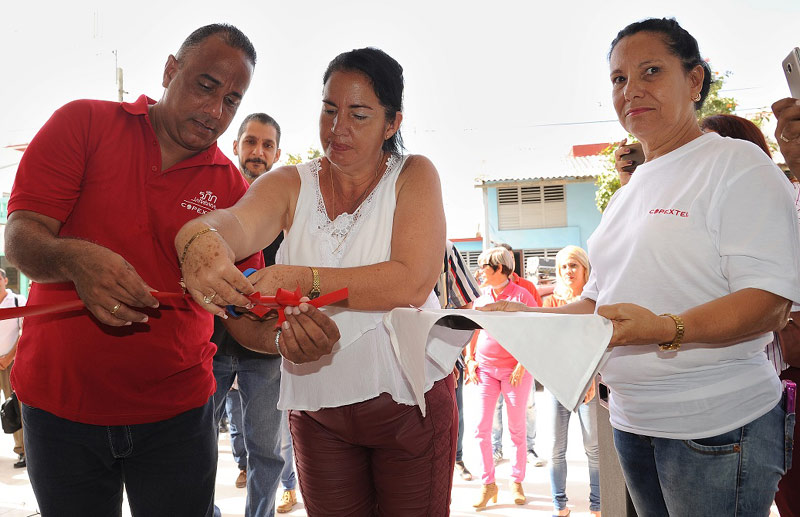 Yamile Cabrera, primera secretaria del Partido Comunista de Cuba en Banes y Jorge Febles, vicepresidente de Copextel cortaron la cinta que dejó reabierta la unidad. Banes COPEXTEL 4496