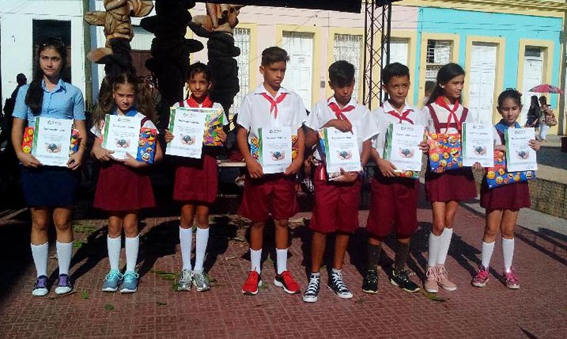 El concurso contó con la participación de pioneros de varios centros escolares del municipio de Holguín.Fotos: Norkis y la autora Concurso Med Ambte 01