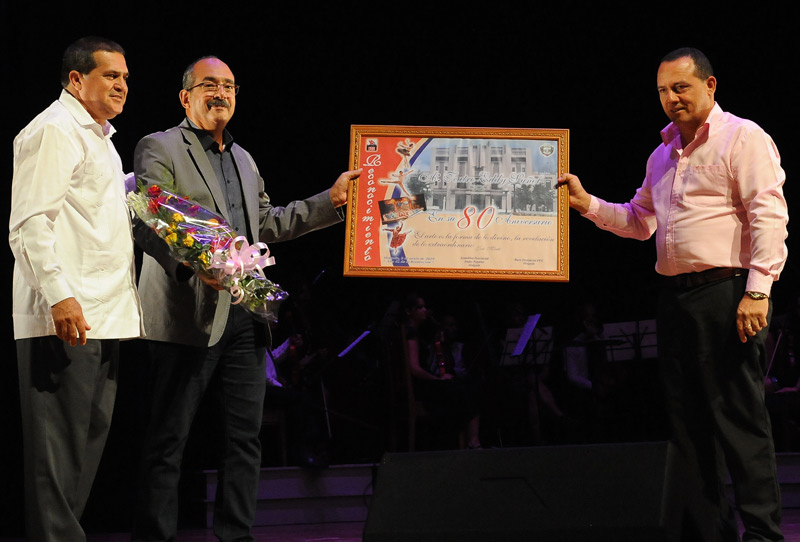 The highest political and governmental authorities of the province, deliver the Distinction to Roger Rodriguez, director of the Theater. Cuple T.Suñol 02